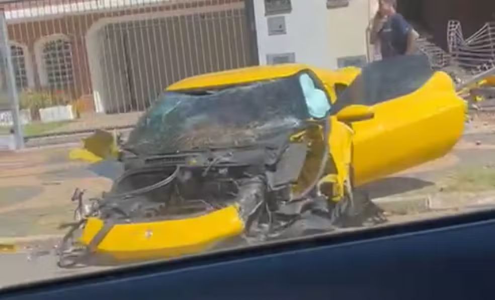 #Ferrari #acidente #Campinas #SãoPaulo #carroesportivo #danos #vídeo #fevereiro2025