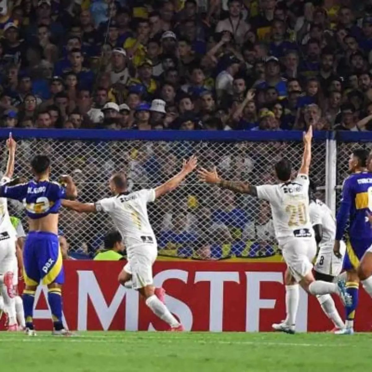 No momento, você está visualizando CAVANI PERDE E ELIMINA BOCA
