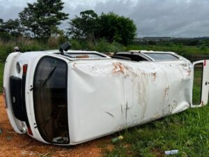 Leia mais sobre o artigo MULHER AGARRA CARRO